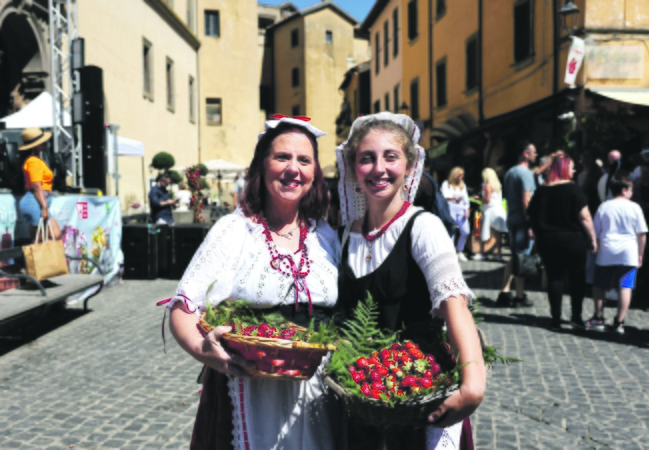 Tradicijos: Italijoje žemės ūkis — ne tik pajamų šaltinis, bet ir gyvenimmo būdo dalis, su juo susiję daugybę turistus pritraukiančių švenčių – tokių kaip Nemyje vykstantis braškių festivalis. Tačiau šiemet linksmybes aptemdė Amendolaros tragedija.