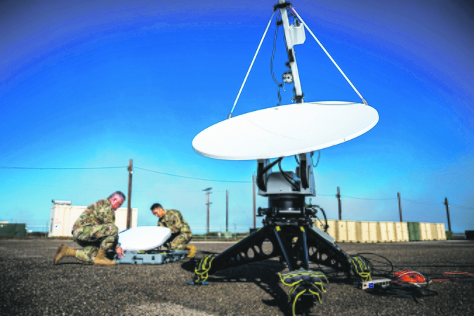 Apsauga: JAV kosminių pajėgų, eksploatuojančių ir civilių reikmėms naudojamą GPS sistemą, kariai elektromagnetinės kovos pratybose.