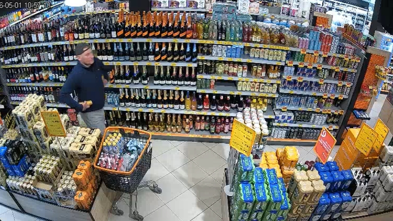 Kas iš parduotuvės Vilijampolėje pavogė prekes? Policija turi klausimų šiam vyrui