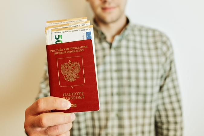 Italija ir Prancūzija abejoja ES siūlymu uždrausti įvažiuoti į bloką buvusiems Rusijos kariams