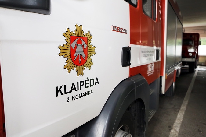 Klaipėdoje – du gaisrai per dieną: užsidegė laivas ir elektros skydinė laiptinėje