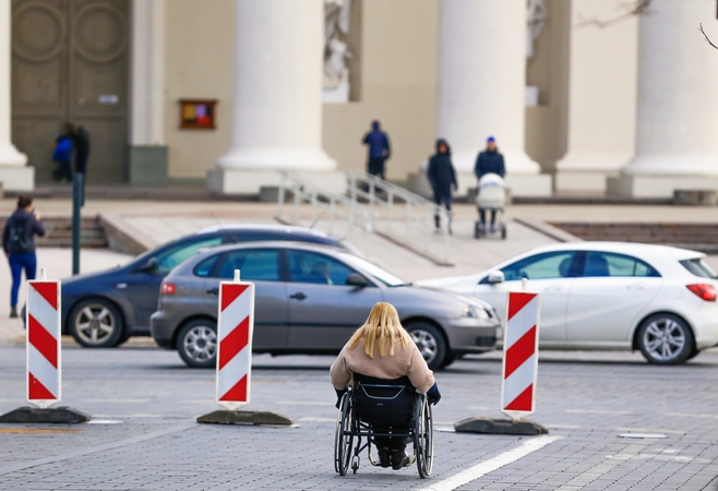 Už asmens su negalia automobilio statymo kortelių klastojimą siūloma numatyti ir laisvės atėmimą