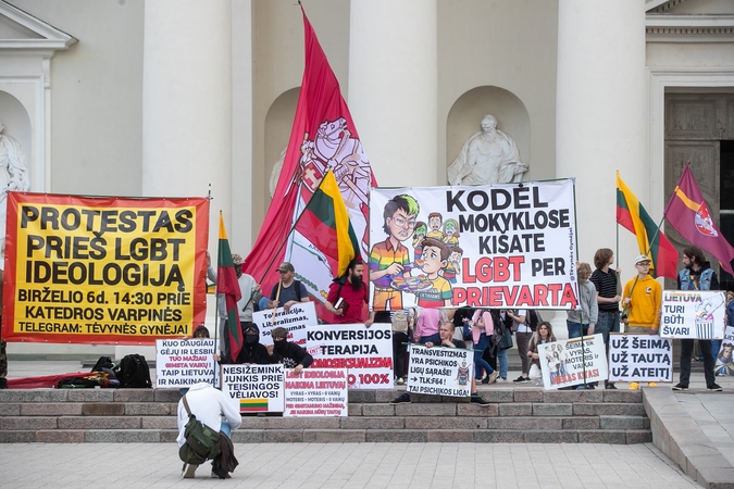 Prieš LGBTQ+ bendruomenės eitynes surengtas protestas: skalbėjo maldos ir giesmės
