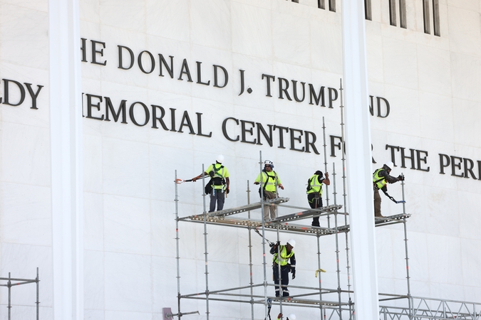Trumpo pavardė pašalinta nuo Vašingtono meno centro fasado