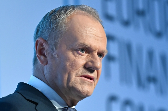 Tuskas paskelbė apie elektromobilių gamyklos statybas