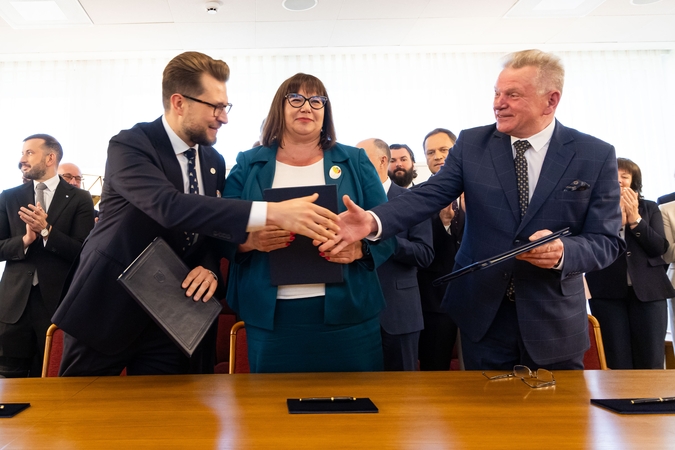 „Trečias kartas nemeluoja“: socialdemokratai, demokratai, „valstiečiai“ pasirašė koalicijos sutartį