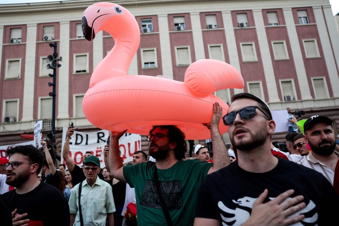 Tūkstančiai albanų protestavo prieš poilsio komplekso projektą, siejamą su Trumpu