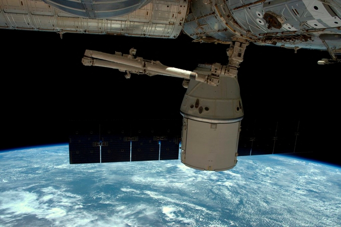 Dėl nuotėkio NASA nurodė penkiems TKS astronautams sulipti į „SpaceX Dragon“ 