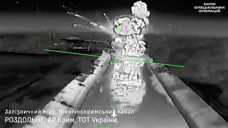 Ukraina sako smogusi geležinkelio tiltui Kryme, siekdama izoliuoti Rusijos okupuotą pusiasalį 