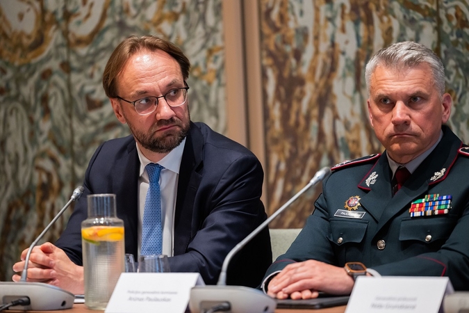 Gediminas Šimkus spaudos konferencijoje (pirmas iš kairės)