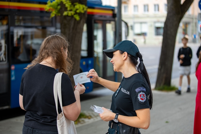 Pareigūnai klaipėdiečiams dalijo specialius lipdukus, apsaugančius gėrimus