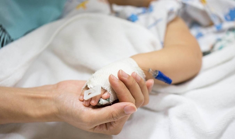Stabdžiusiame troleibuse – nelaimė: nukentėjo moteriai iš rankų iškritusi mažametė