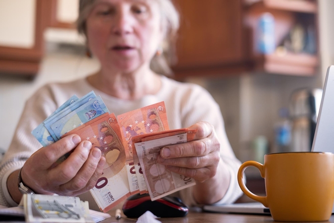Grynuosius pinigus ir banko kortelę moterys atidavė sukčiams