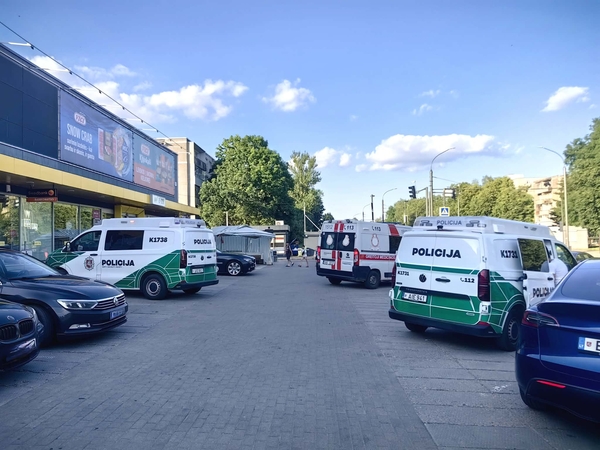 Į V. Krėvės prospektą skubėjo policija ir medikai: žmogui papurkšta dujų