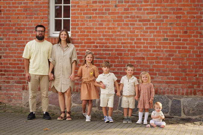 Galerija: viena iš Kaušylų šeimos tradicijų – kasmetė fotosesija. Nuotraukos kabinamos – įdomu matyti, kaip šeima auga. Štai taip Kaušylų aštuntukas atrodo šiemet. 
