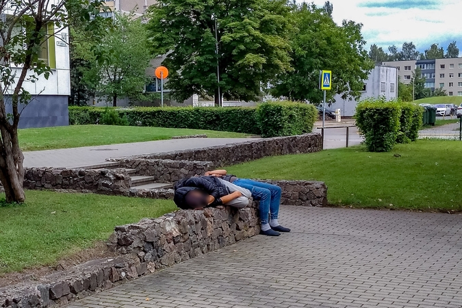 Prie VDU „Rasos“ gimnazijos miegojusius girtus vyrus pažadino tik lietus