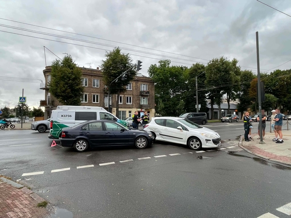 Savanorių prospekte susidūrė „Peugeot“ ir BMW