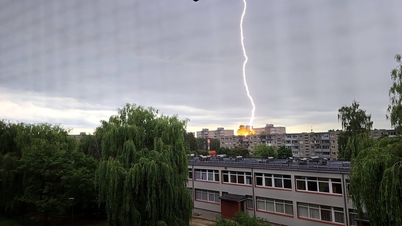 Kaune stiprus žaibas trenkė į daugiabutį