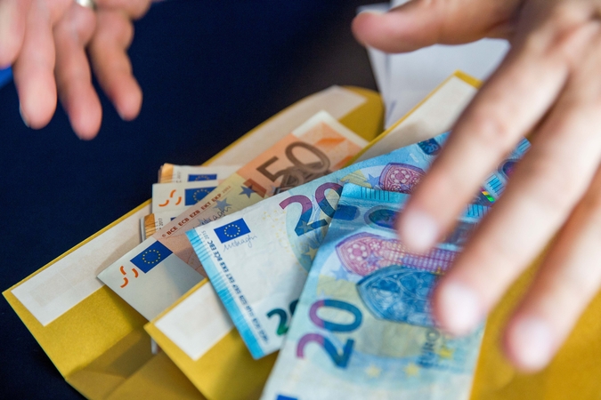 Rusakalbių „finansų specialistų“ kišenėse – dešimtys tūkstančių eurų