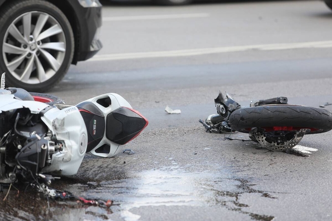 Žuvo su automobiliu susidūręs motociklininkas