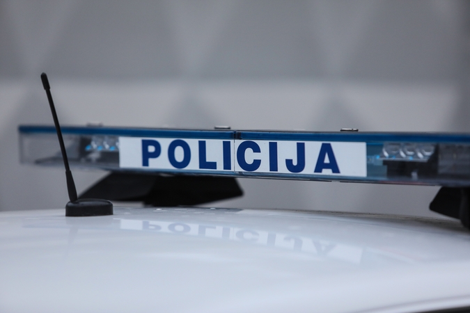 Nuo kelio nuvažiavo neblaivaus vyro vairuojamas automobilis