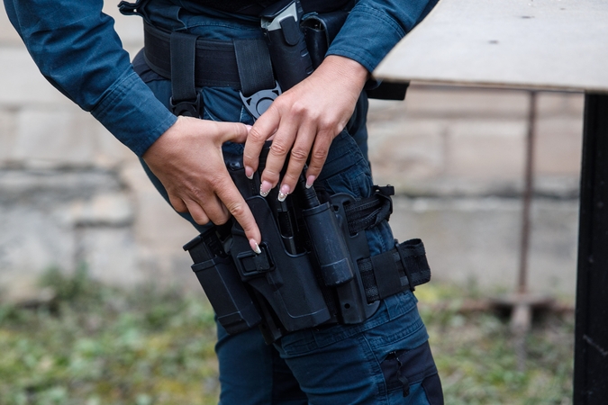 Kelmės rajone girta moteris sužalojo policininkę