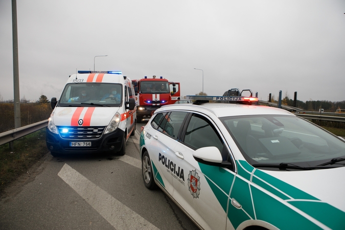 Kelią A1 stingdė masinė avarija: BMW vairuotojai sužalotas veidas