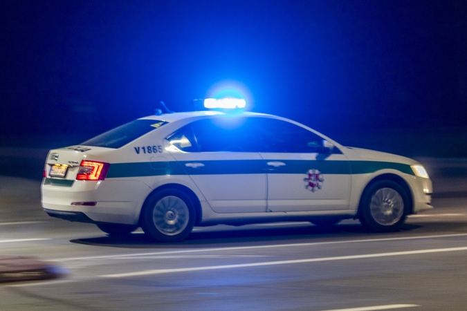 Vyras padegė moters drabužius ir pagrobė jos rankinę