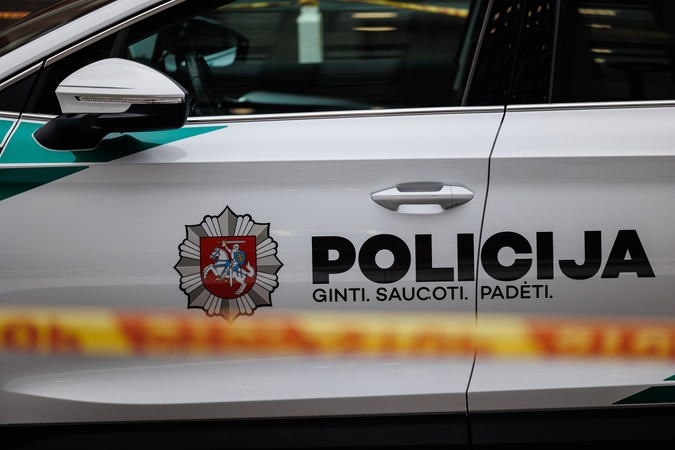 Į tarnybą vykusios policininkės BMW nepraleido „VW Golf“: vairuotojui prireikė medikų