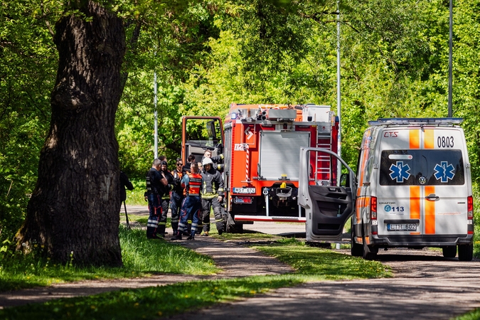 Į tvenkinį įvažiavo traktorius: vairuotojas gelbėtojų laukė užlipęs ant stogo