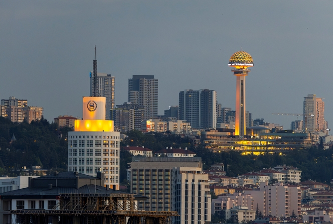 Turkijos sostinė ruošiasi NATO viršūnių susitikimui: gėlės, stendai ir griežti ribojimai