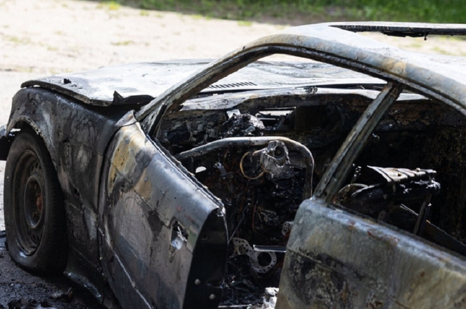 Baltojoje Vokėje sudegė ant kelio stovėjęs automobilis