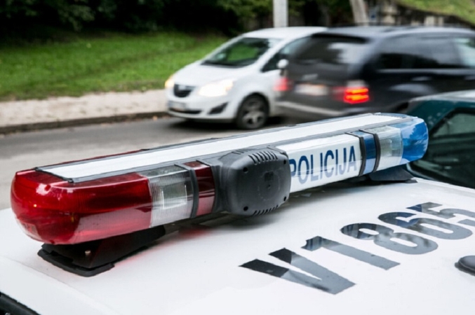 Prie vairo sulaikytas neblaivus Policijos departamento darbuotojas