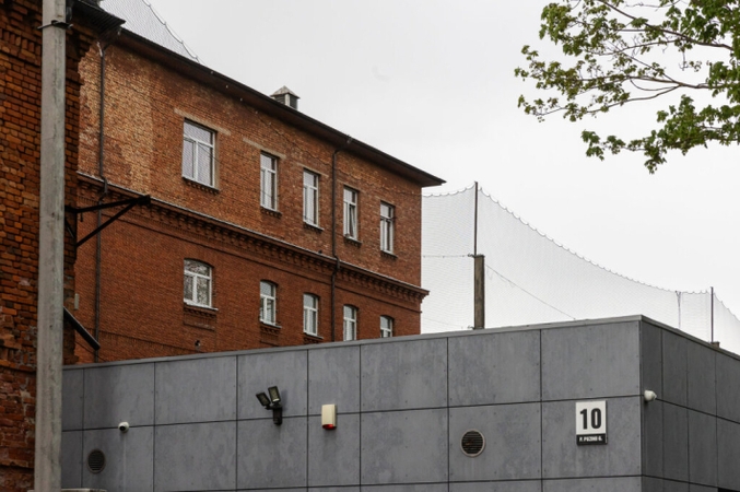 Du kaliniai organizavo narkotikų gabenimą į kalėjimą: paketą turėjo perduoti teisme