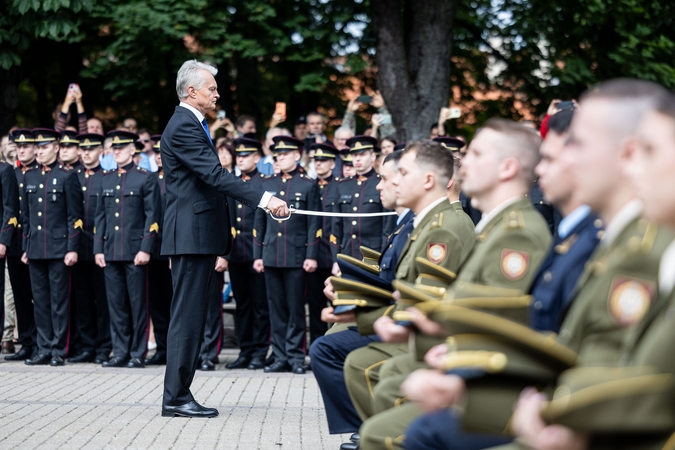 Prezidentas 58 karo akademijos absolventams suteikė pirmąjį karininko laipsnį