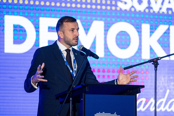 Tikslas: „Gavau jūsų pasitikėjimą ir didžiulę atsakomybę artimiausius ketverius metus įrodyti, kad demokratų Lietuvai reikia daugiau“, – šeštadienį „Vardan Lietuvos“ suvažiavime sakė naujasis jos lyderis V. Sinkevičius.