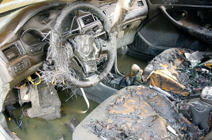Kieme pleškėjo automobilis: įtaria padegimą