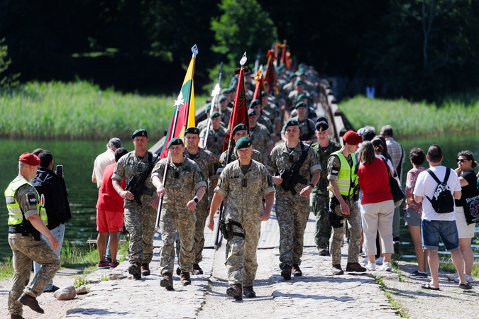 Minint Sausumos pajėgų dieną Trakų pilies kieme – žygio vėliavų perdavimo ceremonija