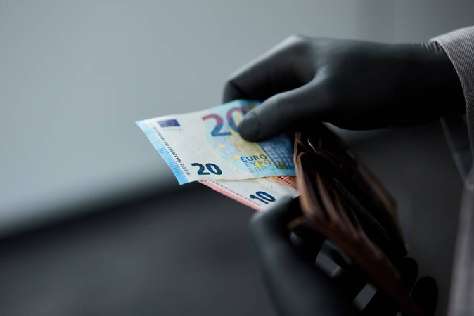 Kartoja ir kartoja: neatiduokite rusakalbiams nepažįstamiesiems savo pinigų