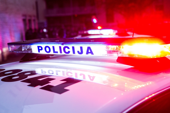 Tragedija Rokiškyje: jaunas vyras žuvo, užsilipęs ant važiuojančio automobilio stogo
