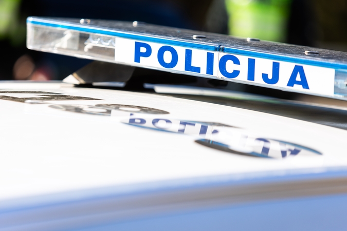 Klaipėdos rajone policijai nepaklusęs vairuotojas nuvažiavo į griovį