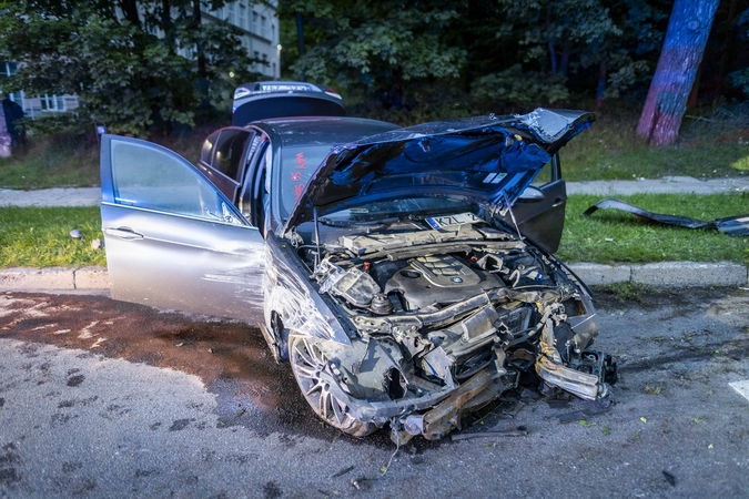 Girto kario BMW rėžėsi į medį – sužalota keleivė