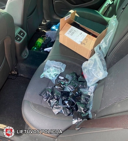 Policija susekė narkotikų „dropų“ platintoją: slėptuves įrengdavo ir prie mokyklų