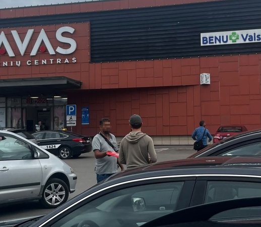 Darosi nejauku: prekybos centro aikštelėje neaiškūs asmenys pardavinėjo peilius