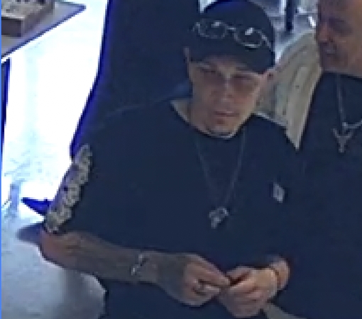 Policija prašo atpažinti vyrą, kuris pamiršo sumokėti už akinius