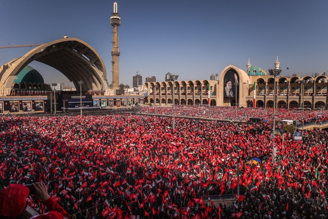 Irane tęsiasi Ali Khamenei laidotuvių ceremonijos, jo sūnus ir įpėdinis viešumoje nesirodo