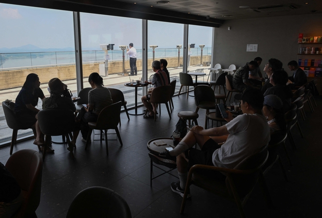 Kavos puodelis su vaizdu į Šiaurės Korėją: turistai plūsta į „Starbucks“ kavinę Pietų Korėjoje