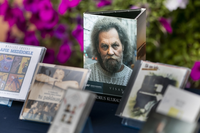 Muzikinio baro „Artistai“ kiemelyje – du gimtadieniai su gausybe svečių