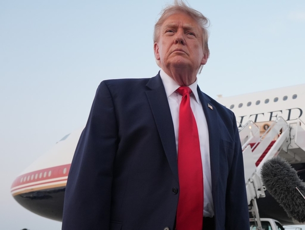 Donaldas Trumpas žada „pasirūpinti“ husiais, jei jie blokuos Saudo Arabijos uostus