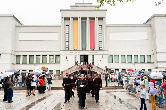 Kaune Valstybės diena – po skėčiais, bet su tradicijomis